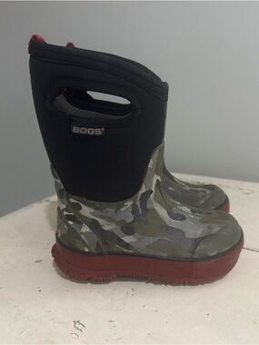 Bogs Kids Camo Rain Boots in Olive Green and Red